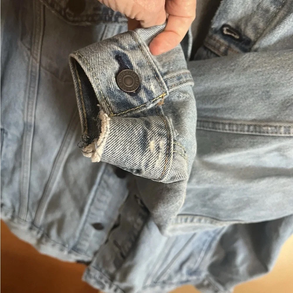 Levi’s Trucker Jacket XL PC9-A5782-0002 Distressed Denim Fade Button Front 25x30 - Picture 6 of 9